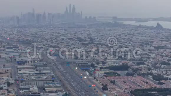 阿拉伯联合酋长国迪拜谢赫扎耶德路和交叉口日夜交通鸟瞰图视频的预览图