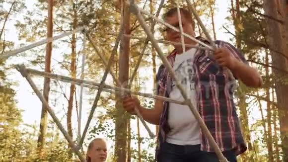 成年男子在秋林里搭建野餐桌农村森林家常野餐桌视频的预览图