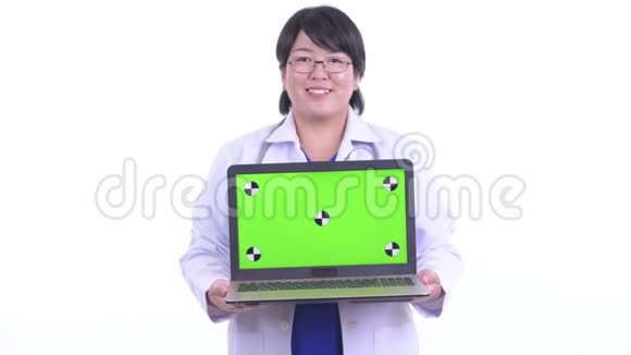 快乐超重的亚洲女医生正在思考笔记本电脑视频的预览图