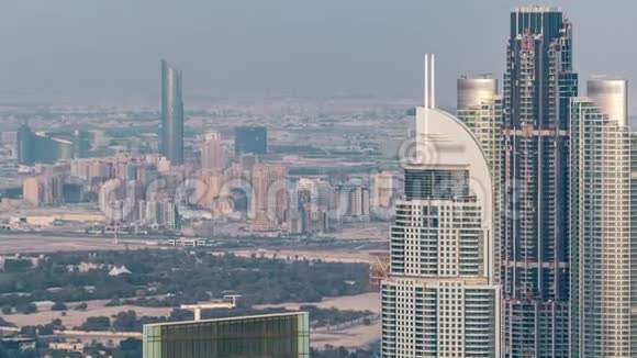 傍晚时分从迪拜的商务湾俯瞰市中心塔楼的全景视频的预览图
