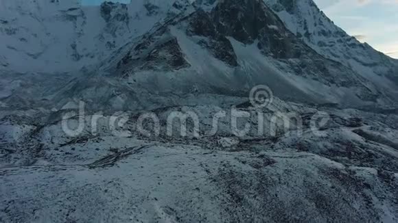 日落时的阿玛达布拉姆山喜马拉雅山尼泊尔鸟瞰图视频的预览图