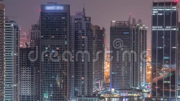 迪拜Jumeirah湖塔区的住宅和办公楼夜以继日视频的预览图