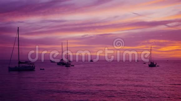 日落后停泊在海上的帆船视频的预览图