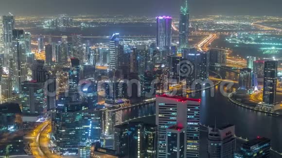 在迪拜的商业海湾塔的全景夜景视频的预览图