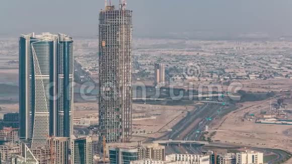 傍晚时分迪拜商务湾塔楼的全景鸟瞰图视频的预览图
