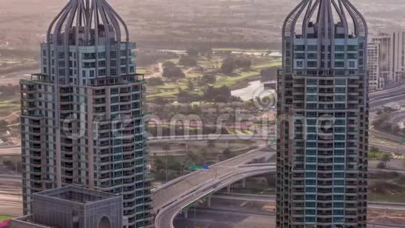 迪拜码头摩天大楼和朱美拉湖塔日出观从最高空中时间在阿拉伯联合酋长国视频的预览图