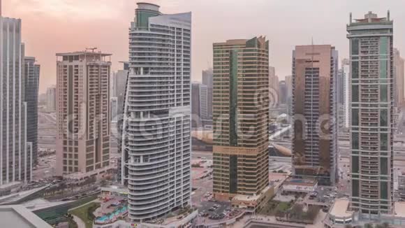 迪拜Jumeirah湖塔区的住宅和办公大楼白天到晚上视频的预览图