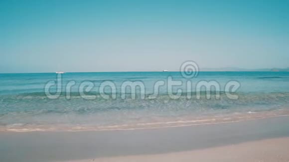 干净的海浪冲刷着海滩视频的预览图