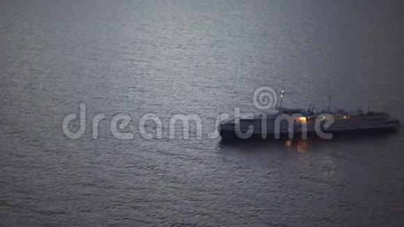 俄罗斯贝加尔湖上一艘船经过水域的景色视频的预览图