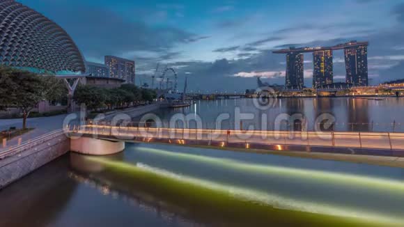 海滨湾的天际线海湾上有爱斯普拉德的食人者新加坡的爱斯普拉德人行桥夜以继日视频的预览图