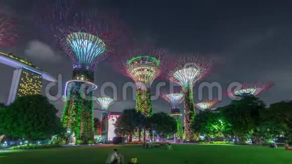 未来派的观点令人惊叹的照明花园在海湾夜间时间推移在新加坡视频的预览图