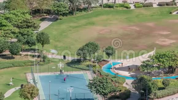 在迪拜一个受欢迎的住宅区JumeirahLakesTimelapse的一个景观公园视频的预览图