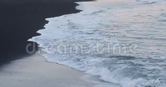 黑沙滩平静浪视频的预览图