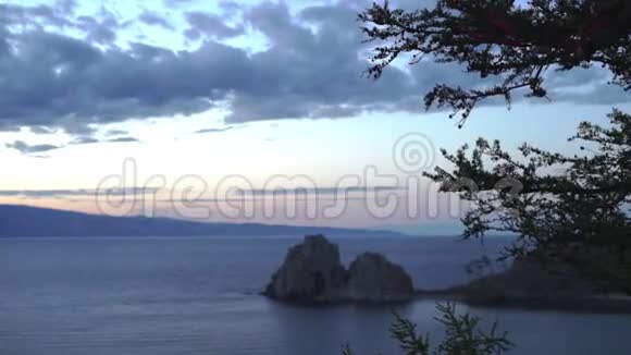 俄罗斯贝加尔湖日落背景是萨满岩视频的预览图