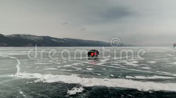 希夫斯船气垫船旅游娱乐在贝加尔湖浮动旁边的利vyanka视频的预览图