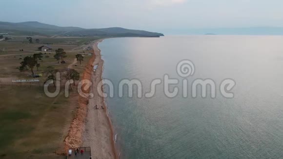 无人机正沿着海岸飞越湖面观贝加尔湖奥尔洪岛航拍视频拍摄视频的预览图
