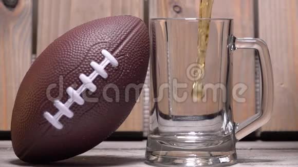 用足球在桌子上倒啤酒的慢动作很适合碗足球比赛和派对在高速电影摄影机上拍摄视频的预览图