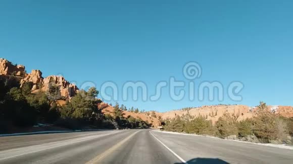 冬天汽车在公路上穿过红色峡谷美国犹他州鸟瞰图视频的预览图