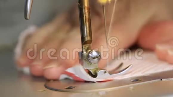 从事旧缝纫机工作的老年妇女移动针头的特写细节视频的预览图