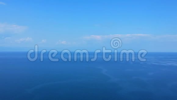 无人机逐渐飞越水面贝加尔湖俄罗斯联邦性质空中视频拍摄视频的预览图