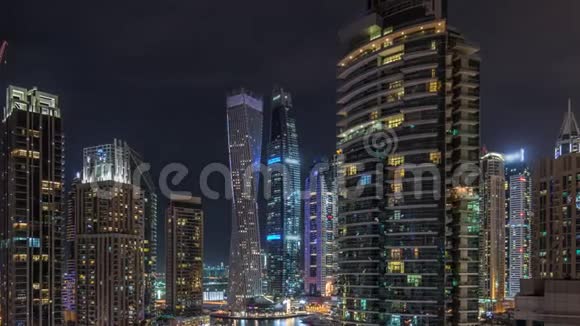 从高空夜晚的时间流逝可以看到迪拜码头的各种摩天大楼和塔楼视频的预览图