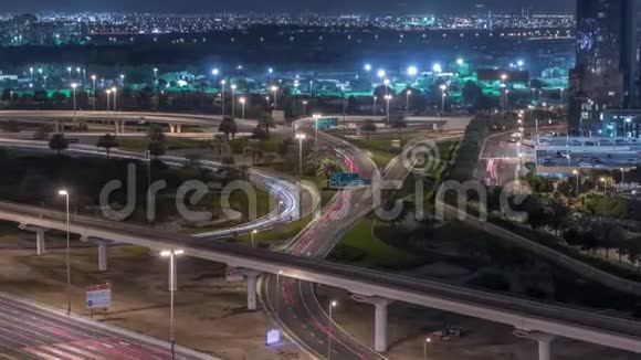 高空俯瞰谢赫扎耶德公路附近的迪拜码头和JLT时间流逝迪拜视频的预览图