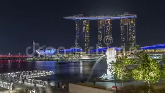 鱼尾狮喷泉在新加坡滨海湾金沙酒店前喷水视频的预览图