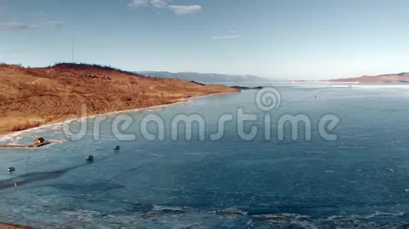 道路上冰封的贝加尔湖冬季景观冰清玉洁鸟瞰视频的预览图