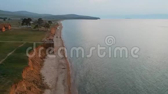 贝加尔湖奥尔洪岛录像拍摄无人机正飞过湖面海岸线的景色视频的预览图