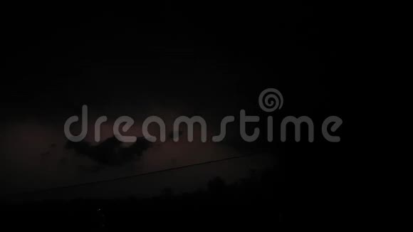 雷雨过山夜空中的闪电视频的预览图
