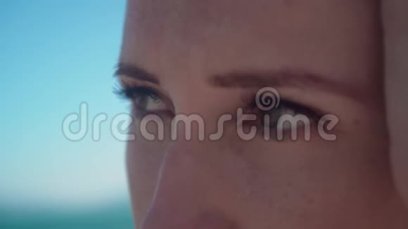 海滨女孩的肖像美丽的女孩嘴唇上涂着红色的口红特写一个女孩眼睛视频的预览图