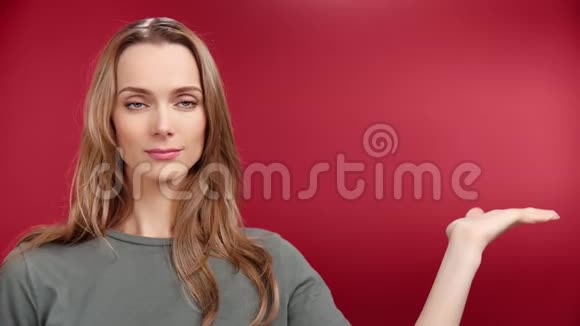 快乐休闲欧洲女模特展示手臂广告区域孤立在演播室背景特写视频的预览图
