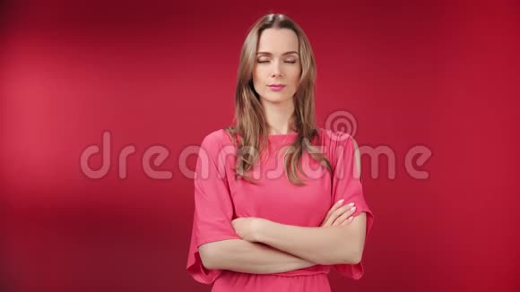 愤怒的女性说不握手看红背景镜头的肖像视频的预览图