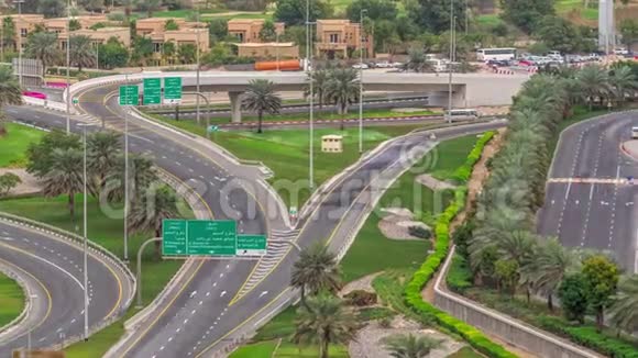 在迪拜码头附近的SheikhZayed路和迪拜JLT时间推移的高空俯视交叉口视频的预览图