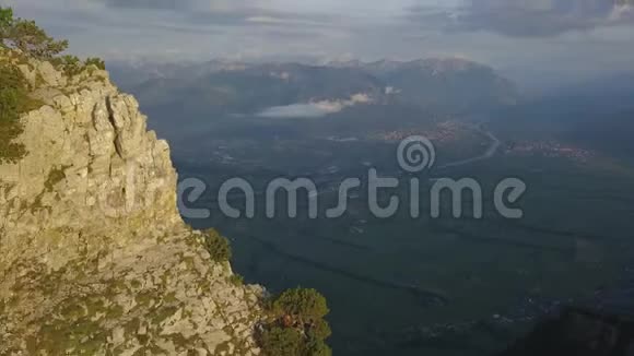 瑞士阿尔卑斯山黄金时段居民山谷和陡崖的鸟瞰图视频的预览图