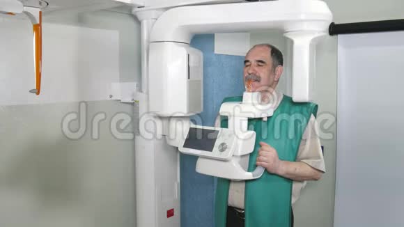 全景和头影X射线扫描仪检查病人的过程视频的预览图