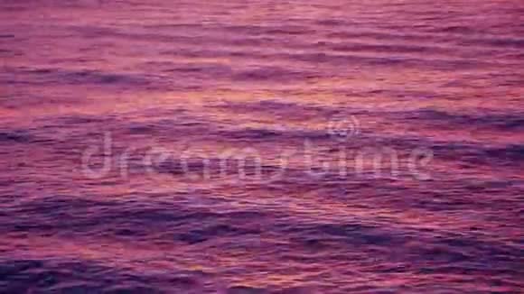 涟漪的浪花映出夕阳后的紫色天空视频的预览图