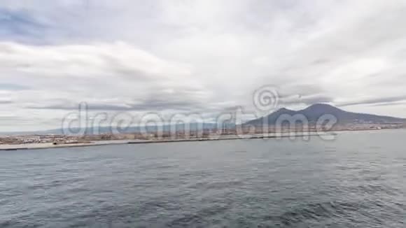 从公海航行的船上可以看到海浪和港口的鸟瞰图视频的预览图