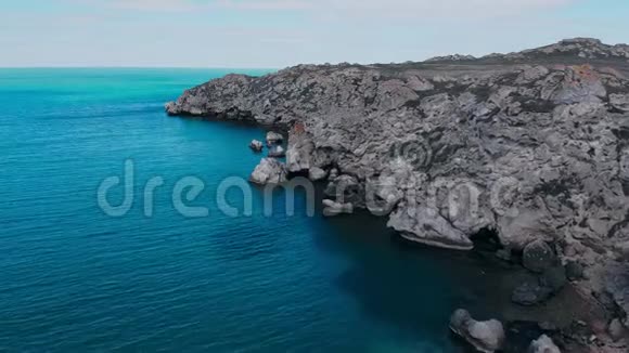 靠近海边克里米亚岩石的飞行视频的预览图