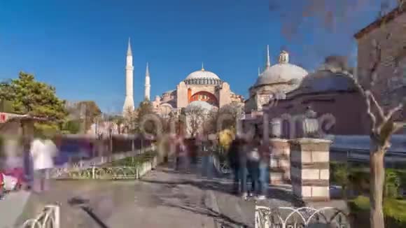 圣索菲亚时间推移与树木在公园伊斯坦布尔土耳其视频的预览图