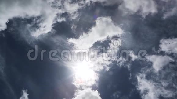 明亮的蓝色多云的天空视频的预览图