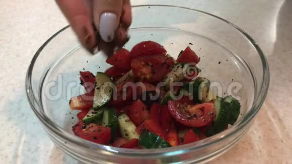 烹饪新鲜蔬菜沙拉女性为午餐烹饪美味的新鲜沙拉视频的预览图
