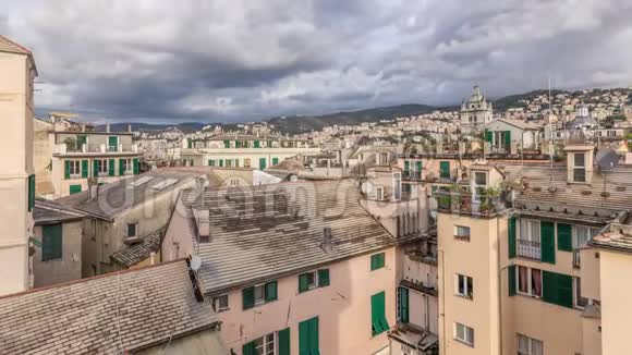 欧洲城市热那亚时间从利古里亚历史中心街区上方的空中全景视频的预览图