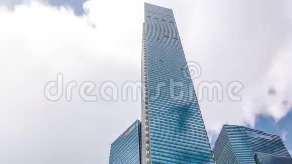从现代商业摩天大楼玻璃和中央商业建筑的天空景观中寻找视角视频的预览图