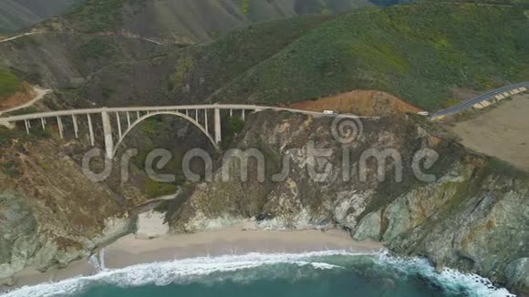 比克斯比溪桥的房车太平洋大苏尔加利福尼亚美国鸟瞰图视频的预览图