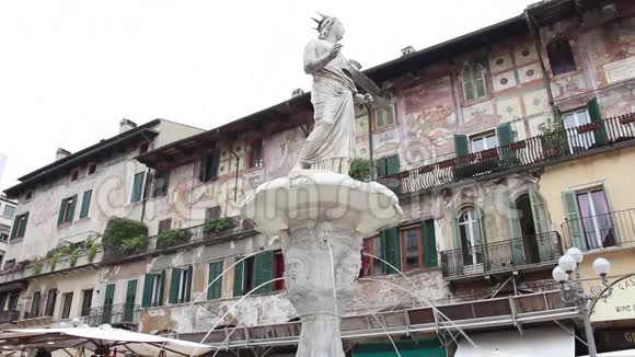 圣母玛利亚维罗纳喷泉在维罗纳的德尔埃贝广场有古老的墙画视频的预览图