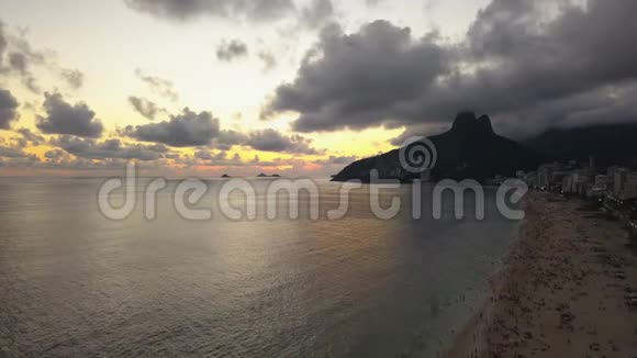 巴西里约热内卢日落后伊帕内马海滩鸟瞰视频的预览图