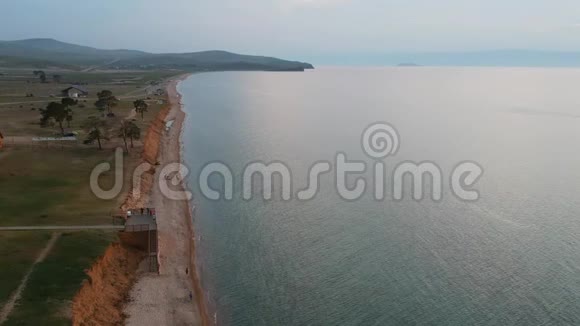 贝加尔湖奥尔洪岛录像拍摄无人机正沿着海岸飞行观湖和沙滩视频的预览图