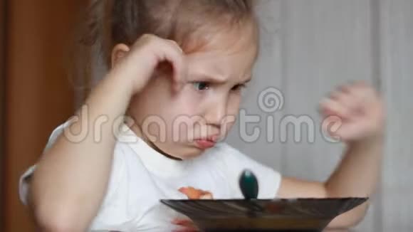 悲伤女婴的肖像谁不想吃孩子要哭了视频的预览图
