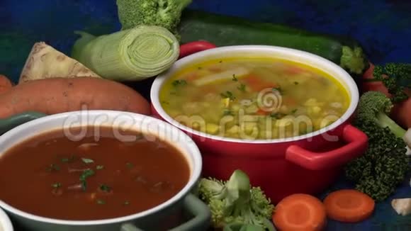 一套来自世界各地的汤健康的食物用面条牛肉汤和肉汤和骨髓饺子煮所有的汤和视频的预览图